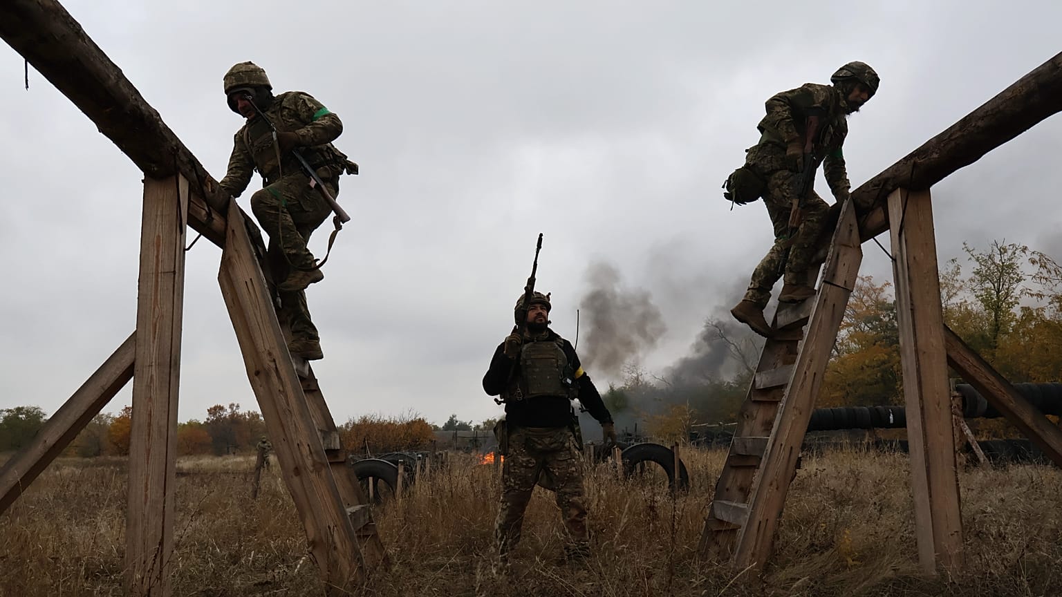 في هذه الصورة المقدّمة من المكتب الإعلامي للواء الأوكراني الميكانيكي الخامس والستين، مجنّدون يشاركون في تدريبات ميدانية في منطقة زابوريجيا، أوكرانيا، السبت 11 أكتوبر 2025.