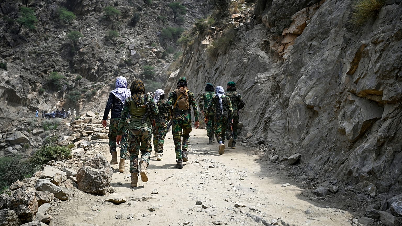 جنود من طالبان يسيرون على طريق ترابي، منطقة نورغول بولاية كونار شرقي أفغانستان، الثلاثاء 2 سبتمبر 2025.