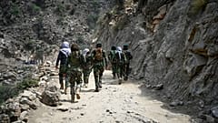 جنود من طالبان يسيرون على طريق ترابي، منطقة نورغول بولاية كونار شرقي أفغانستان، الثلاثاء 2 سبتمبر 2025.
