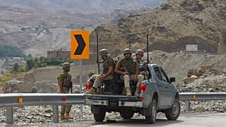 سربازان پاکستان در گذرگاه مرزی افغانستان و پاکستان