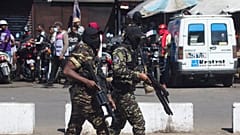 La police patrouille dans les rues lors d'une manifestation appelant à la démission du président à Antananarivo, Madagascar, jeudi 9 octobre 2025. (AP Photo/Alexander Joe)