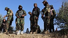 Afghanische Soldaten bewachen die Grenze im Bezirk Zazai Maidan in der Provinz Khost, Afghanistan, Sonntag, 12. Oktober 2025, nach nächtlichen Zusammenstößen mit pakistanischen Streitkräften. 