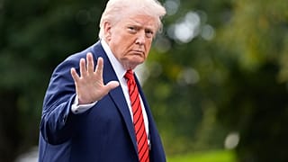 الرئيس دونالد ترامب يتجول في الحديقة الجنوبية بعد وصوله على متن طائرة مارين وان إلى البيت الأبيض، الجمعة 10 أكتوبر/تشرين الأول 2025، في واشنطن.