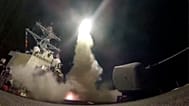 FICHIER - Sur cette image tirée d'une vidéo fournie par la marine américaine, le destroyer lance-missiles USS Porter (DDG 78) lance un missile de croisière Tomahawk, 07.04.17