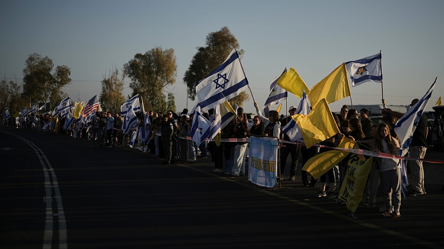 Israël commence à recevoir les premiers otages en échange de milliers de prisonniers palestiniens