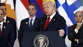 El presidente Donald Trump pronuncia un discurso en la Cumbre de Paz de Gaza en la Cumbre Internacional de Paz de Gaza, en Sharm el-Sheikh, Egipto, el 13 de octubre de 2025.