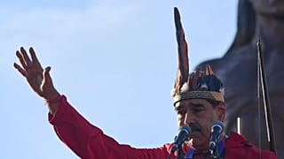 El presidente Nicolás Maduro habla durante el Día de la Resistencia Indígena en Caracas, el 12 de octubre de 2025.