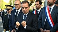 Le nouveau Premier ministre français, Sébastien Lecornu, s'adresse aux journalistes lors de sa visite dans un commissariat de police à L'Haÿ-les-Roses, près de Paris, le samed