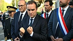 Le nouveau Premier ministre français, Sébastien Lecornu, s'adresse aux journalistes lors de sa visite dans un commissariat de police à L'Haÿ-les-Roses, près de Paris, le samed