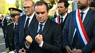 Le nouveau Premier ministre français, Sébastien Lecornu, s'adresse aux journalistes lors de sa visite dans un commissariat de police à L'Haÿ-les-Roses, près de Paris, le samed