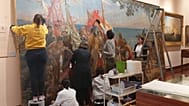 Los restauradores, trabajando en el cuadro mancillado