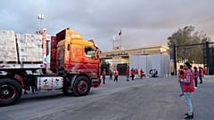 دخول شاحنات تحمل المساعدات الإنسانية عبر معبر رفح بين مصر وقطاع غزة، بعد التوصل إلى اتفاق بين إسرائيل وحركة حماس الأحد 12 أكتوبر/تشرين الأول 2025. (أ.ف.ب/محمد عرفات)