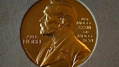 Eine Nobelpreismedaille wird vor einer Zeremonie in der Residenz des schwedischen Botschafters in London am Montag, dem sechsten Dezember zweitausendeinundzwanzig, ausgestellt.