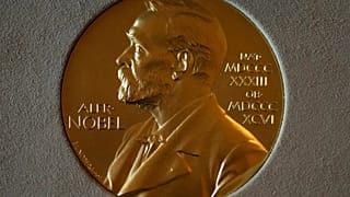 Arquivo - Uma medalha do Prémio Nobel é exibida antes de uma cerimónia na Residência do Embaixador da Suécia em Londres, segunda-feira, 6 de dezembro de 2021