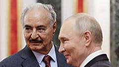 Chalifa Haftar, Oberbefehlshaber der Libyschen Nationalarmee,  einer der beiden größten Armeen des Landes, hier mit Russlands Präsident Putin in Moskau. 10. Mai 2025