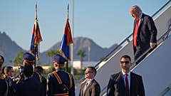 Donald Trump all'arrivo all'aeroporto di Sharm El Sheikh