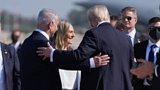 O Presidente Donald Trump cumprimenta o Primeiro-Ministro de Israel, Benjamin Netanyahu, à chegada ao Aeroporto Internacional Ben Gurion, segunda-feira, 13 de outubro de 2025, perto de Telavive.