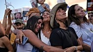 La gente se reúne para ver una transmisión los rehenes israelíes liberados en la conocida como la plaza de los rehenes en Tel Aviv, Israel, el lunes 13 de octubre de 2025.