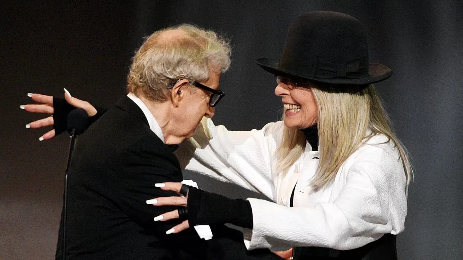 Allen abraza a Diane Keaton durante la entrega del Premio AFI a la trayectora durante una gala en honor de la actriz, en el teatro Dolby de Los Ángeles el 8 de junio de 2017