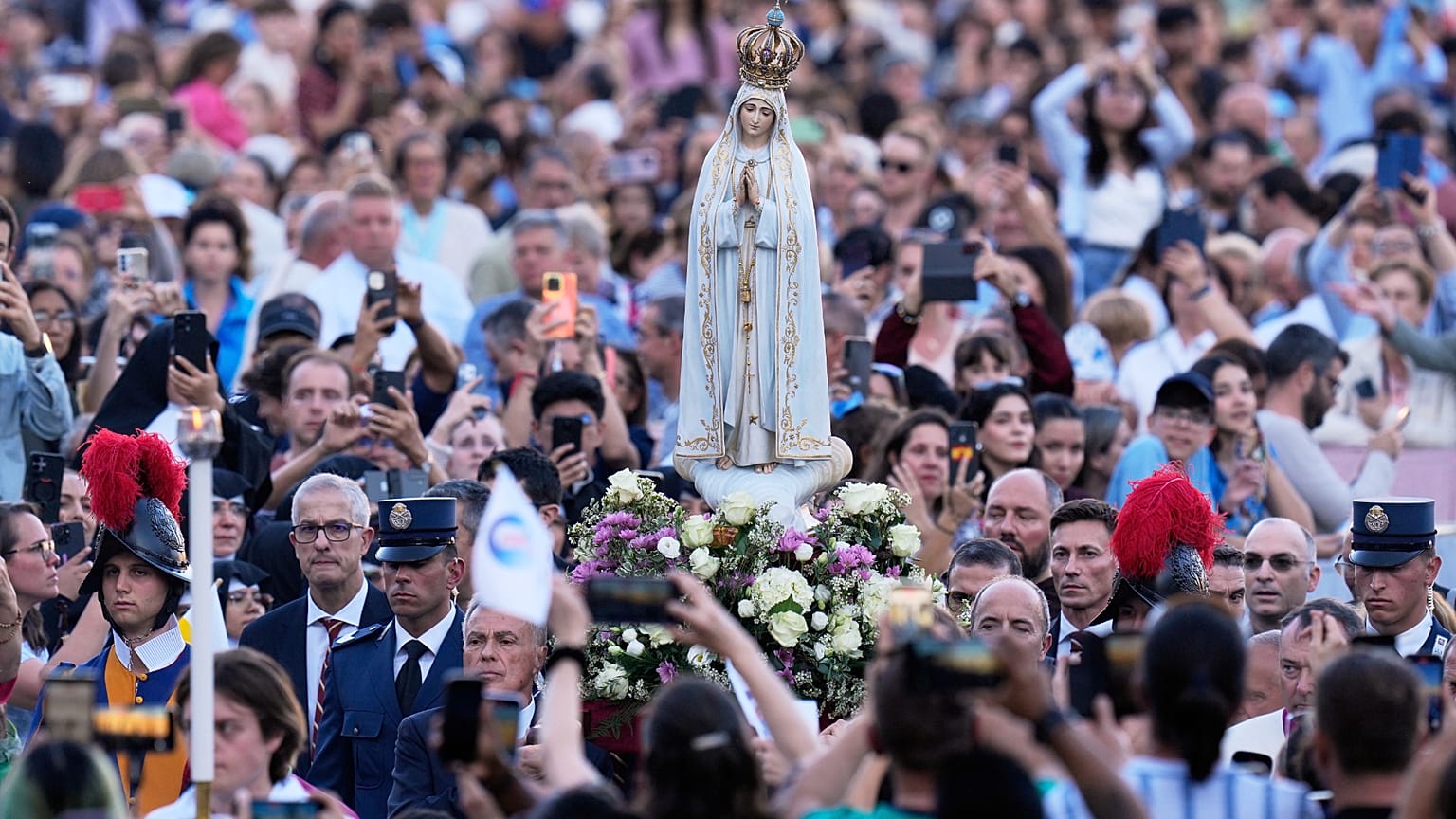 La statue de Notre-Dame de Fatima est portée en procession
