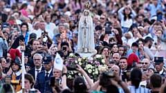 Die Statue Unserer Lieben Frau von Fatima wird in einer Prozession getragen.