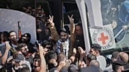 يتم استقبال الأسرى الفلسطينيين بعد إطلاق سراحهم من السجن الإسرائيلي عقب اتفاق وقف إطلاق النار بين إسرائيل وحماس، في مدينة رام الله بالضفة الغربية، الاثنين 13 أكتوبر 2025 