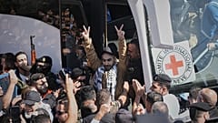 يتم استقبال الأسرى الفلسطينيين بعد إطلاق سراحهم من السجن الإسرائيلي عقب اتفاق وقف إطلاق النار بين إسرائيل وحماس، في مدينة رام الله بالضفة الغربية، الاثنين 13 أكتوبر 2025 
