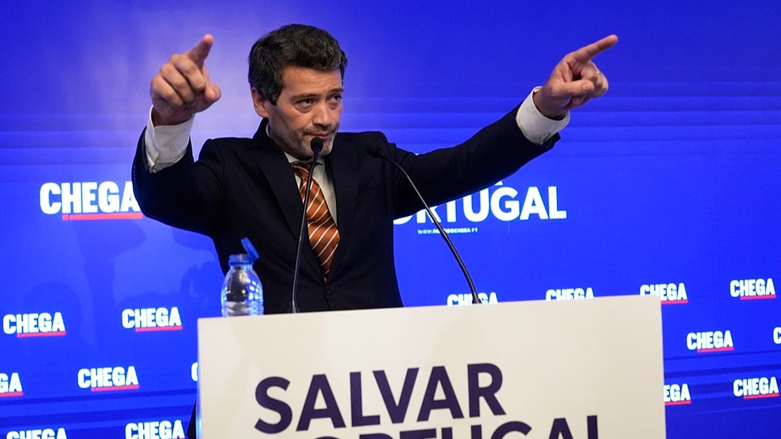 زعيم حزب "تشيغا" اليميني المتطرف أندريه فينتورا خلال مؤتمر صحافي عقب الانتخابات العامة في البرتغال، لشبونة، 19 مايو 2025.