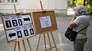 ARQUIVO (12/10/2025): Uma mulher verifica onde votar numa secção eleitoral para as eleições municipais de Portugal, em Lisboa.