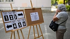 DATEI (12/10/2025): Eine Frau überprüft in einem Wahllokal für die portugiesischen Kommunalwahlen in Lissabon, wo sie ihre Stimme abgeben kann.
