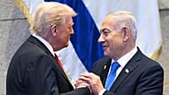ABD Başkanı Donald Trump (solda) İsrail Başbakanı Binyamin Netanyahu ile el sıkışırken görüntüleniyor, Kudüs, 13 Ekim 2025