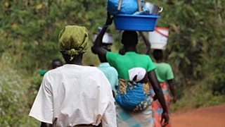 يمشي الناس عائدين من السوق خارج مدينة ياي في ولاية إكواتوريا الوسطى، جنوب السودان (صورة: أسام ميدنيك / أسوشيتد برس)