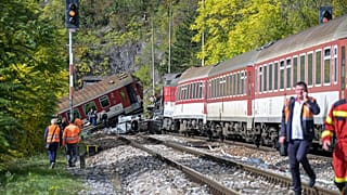 Vonatbaleset Szádalmás közelében Szlovákiában 2025. október 13-án