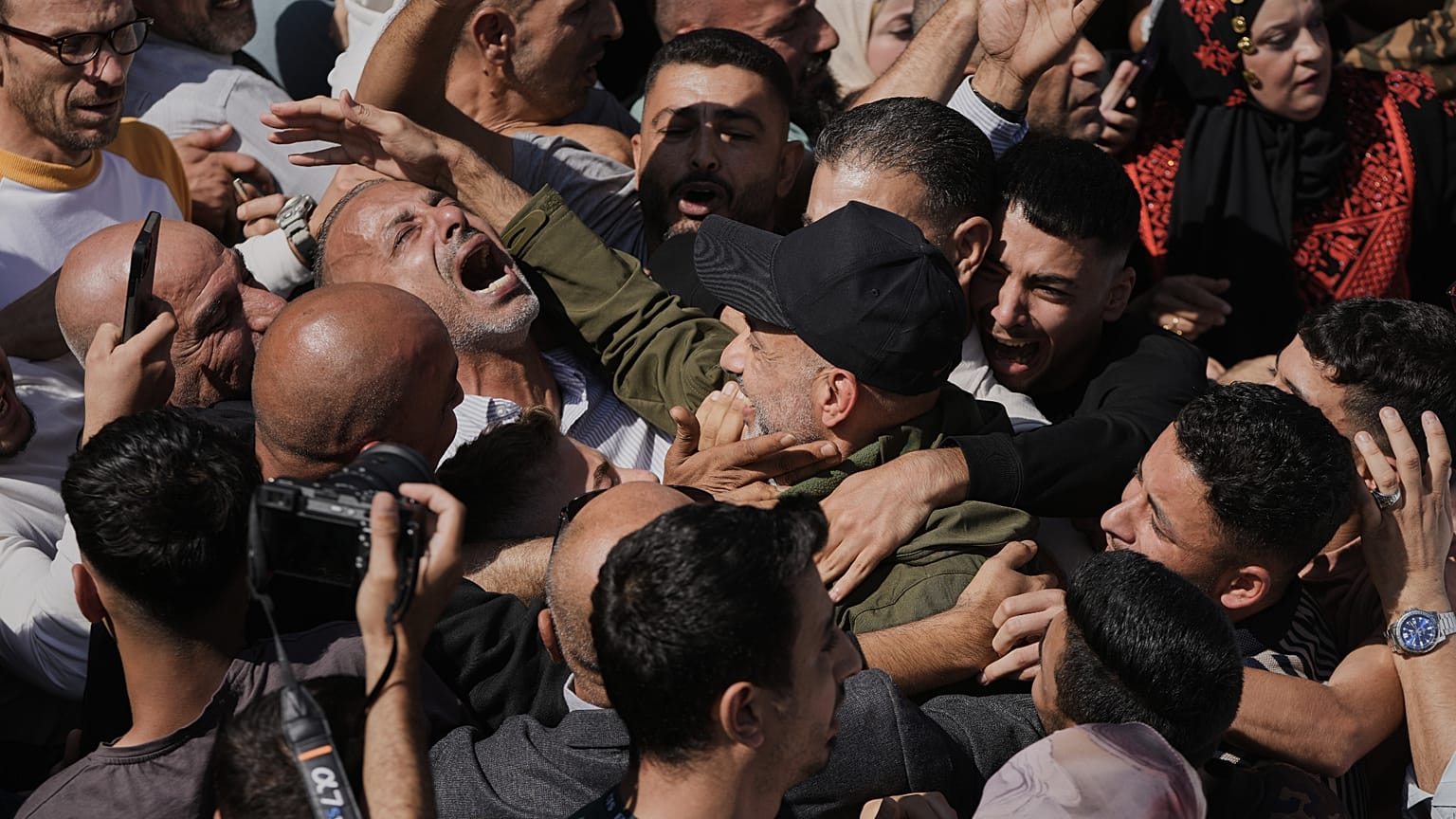 اسیران فلسطینی پس از آزادی از زندان اسرائیل مورد استقبال قرار گرفتند
