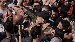 Palästinensische Gefangene werden nach ihrer Freilassung aus israelischer Haft begrüßt.