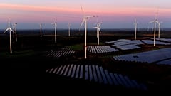 Turbinas eólicas funcionan mientras sale el sol en el parque de energía solar Klettwitz Nord, cerca de Klettwitz, Alemania, 16 de octubre de 2024.