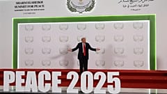 El presidente de EEUU, Donald Trump, posa junto a un cartel en una cumbre de líderes mundiales sobre el fin de la guerra de Gaza en Sharm El Sheik, el 13 de octubre de 2025
