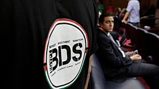 Egipcjanin nosi koszulkę z logo Bojkotu, Zbycia i Sankcji (BDS) podczas kampanii na rzecz bojkotu izraelskich towarów, 20 kwietnia 2015 r.