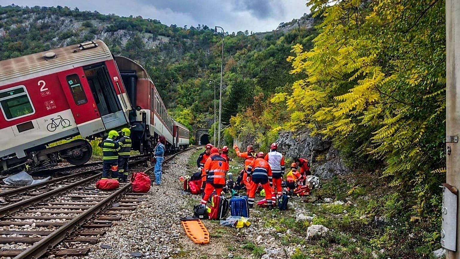 Slovakya polisinin yayınladığı bu fotoğrafta, kurtarma görevlileri yaralılara müdahalede bulunurken, 13 Ekim 2025