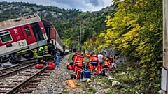 Slovakya polisinin yayınladığı bu fotoğrafta, kurtarma görevlileri yaralılara müdahalede bulunurken, 13 Ekim 2025