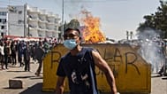 یکی از معترضان  در تظاهراتی که خواستار استعفای رئیس‌جمهوری در ماداگاسکار است، پنج‌شنبه ۹ اکتبر ۲۰۲۵