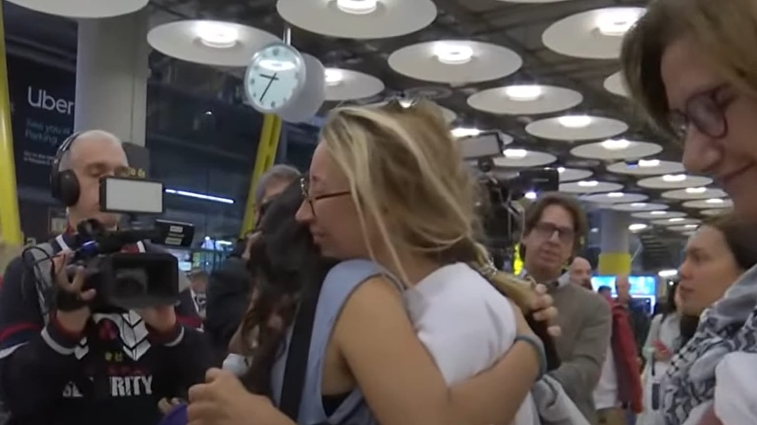 Reyes Rigo junto a los otros cuatro españoles que han vuelto a España tras ser detenidos por Israel.