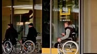 Unos soldados ucranianos asisten a un centro de rehabilitación