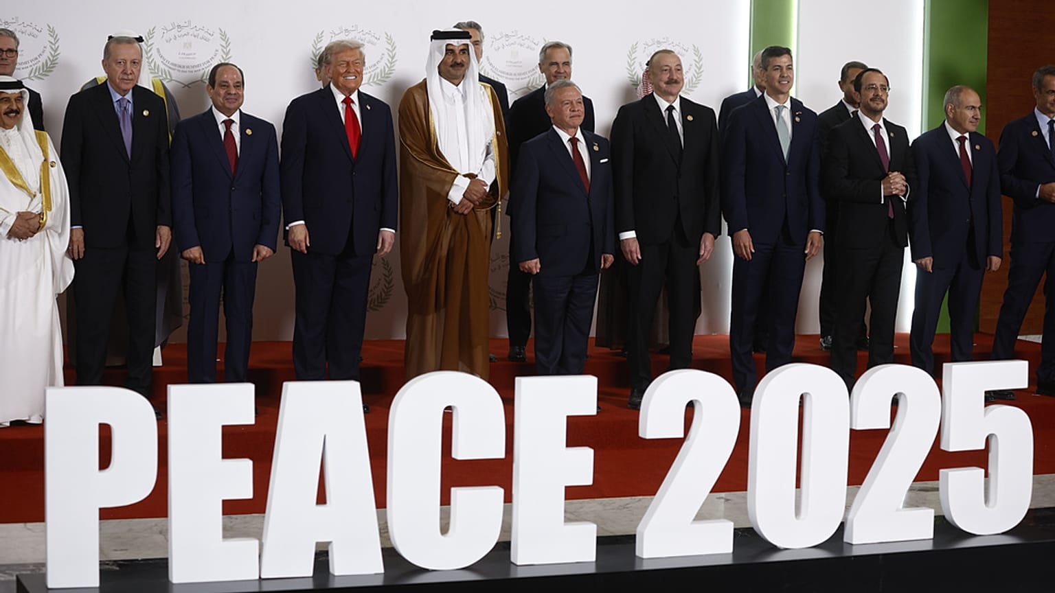 صورة جماعية في قمة السلام الدولية، في شرم الشيخ، مصر، يوم الاثنين 13 أكتوبر/تشرين الأول 2025.