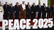 صورة جماعية في قمة السلام الدولية، في شرم الشيخ، مصر، يوم الاثنين 13 أكتوبر/تشرين الأول 2025.