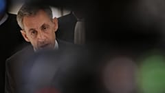 DOSSIER - L'ancien président Nicolas Sarkozy s'adresse aux médias après avoir été condamné à cinq ans de prison par un tribunal 