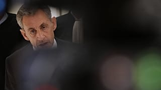 DOSSIER - L'ancien président Nicolas Sarkozy s'adresse aux médias après avoir été condamné à cinq ans de prison par un tribunal 