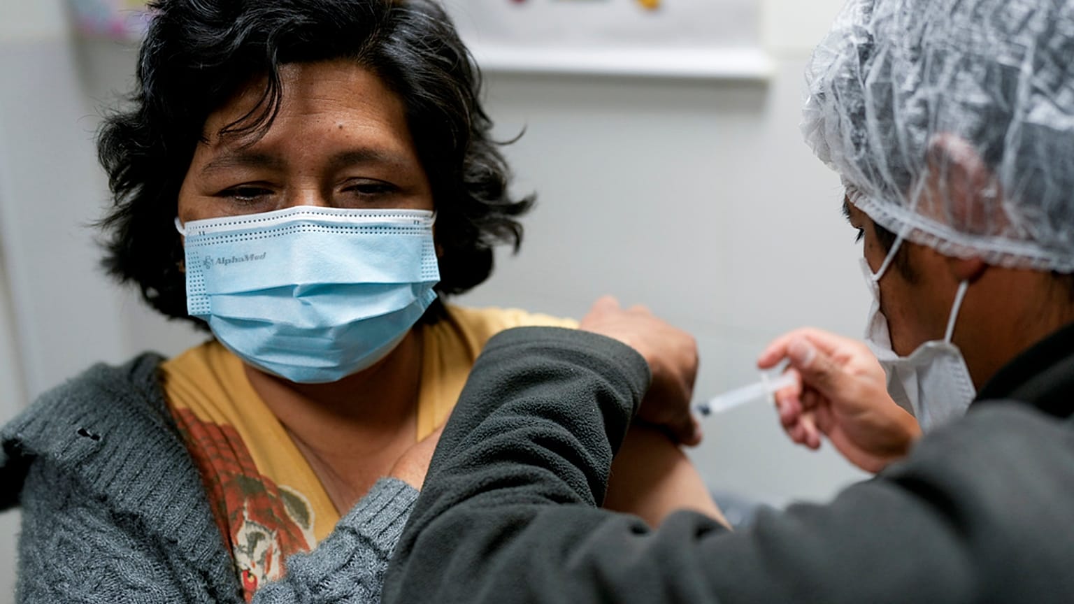 عامل رعاية صحية يعطي جرعة من لقاح فايزر لكوفيد-19 في لاباز، بوليفيا، الثلاثاء 7 يناير 2025.