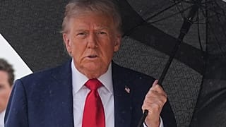 Präsident Donald Trump geht zu den Reportern hinüber, um mit ihnen zu sprechen, bevor er an Bord der Air Force One geht. 