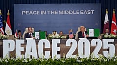 Le président Donald Trump et le président égyptien Abdel-Fattah el-Sissi tiennent des documents signés lors du sommet sur la paix à Sharm El Sheikh, en Égypte. 13 octobre 2025.